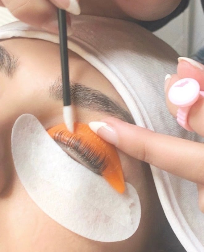 رفع الحواجب و الرموش