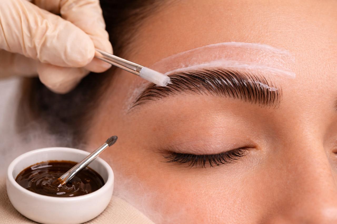 رفع الحواجب مع الصبغه