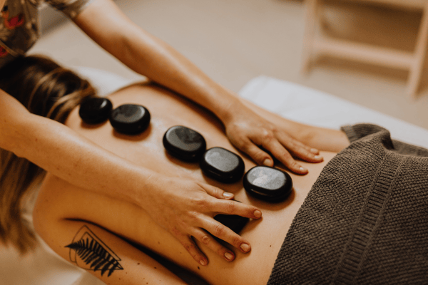 مساج الأحجار الساخنة