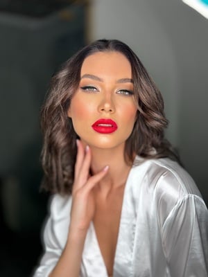 ميك اب ثقيل أحترافي او ميك ناعم حسب اختيار العميله 