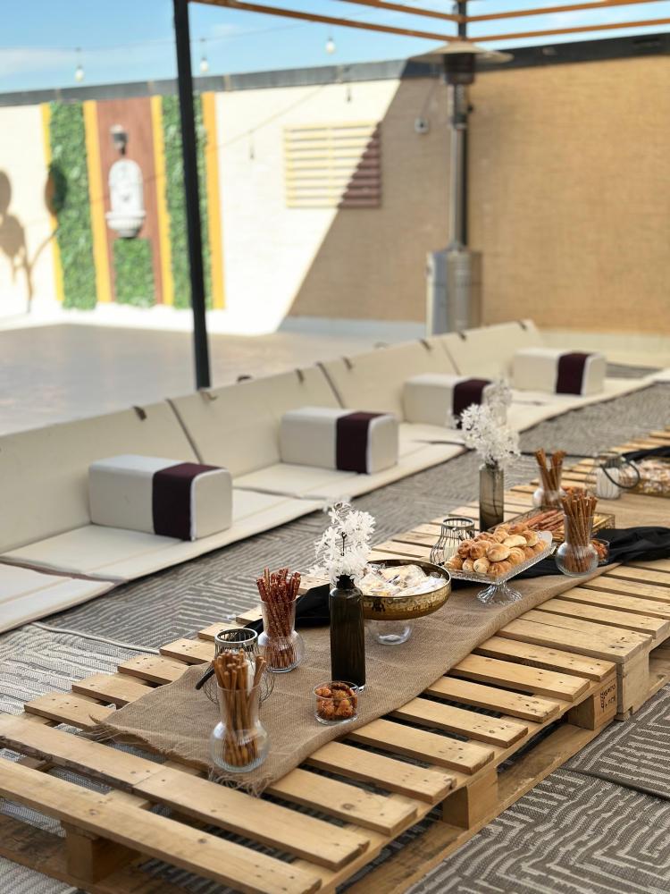 Ground seating in a winter atmosphere for 8 people (single booking)