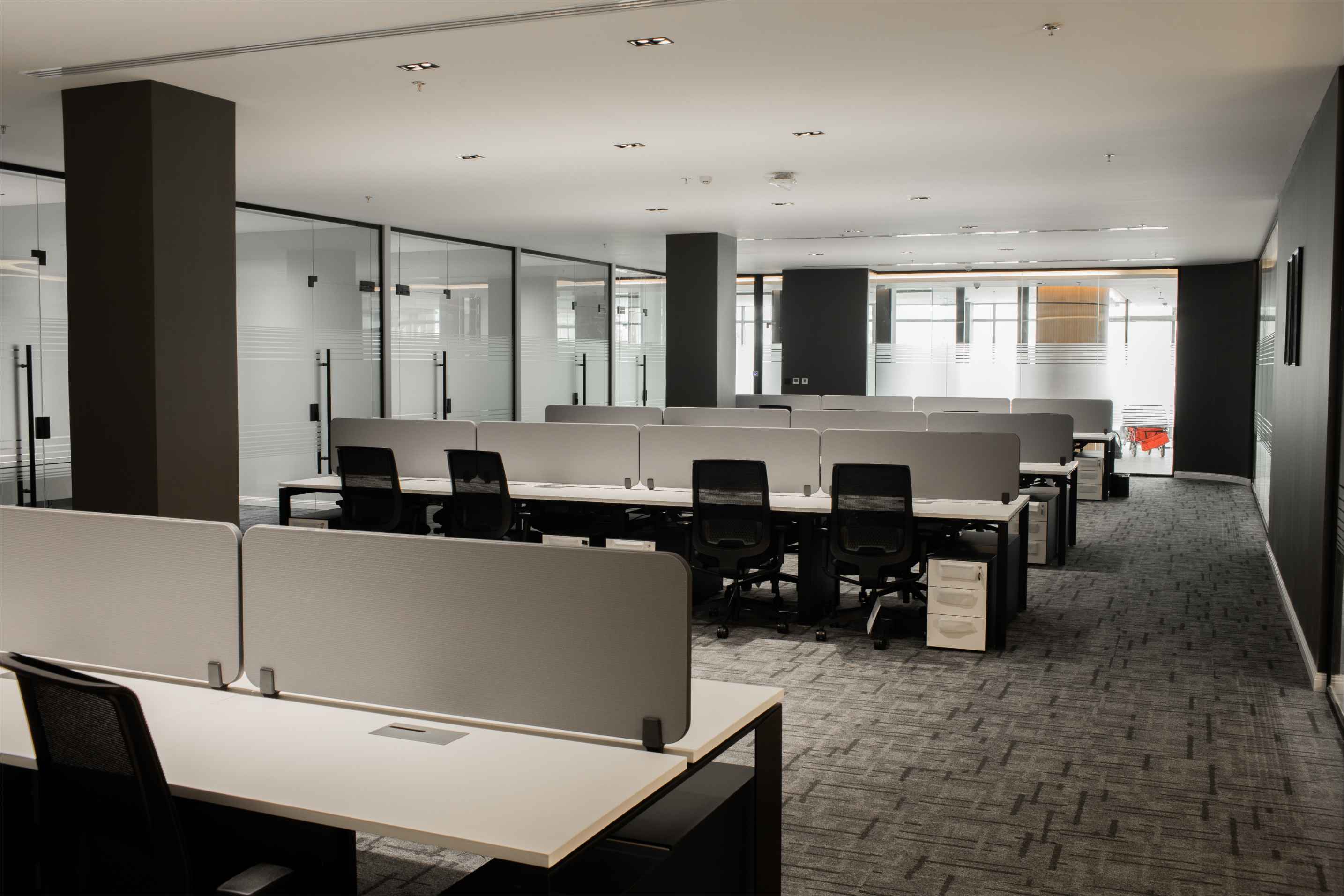 طاولة مكتبية مشتركة