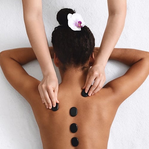 مساج بالأحجار الساخنة 