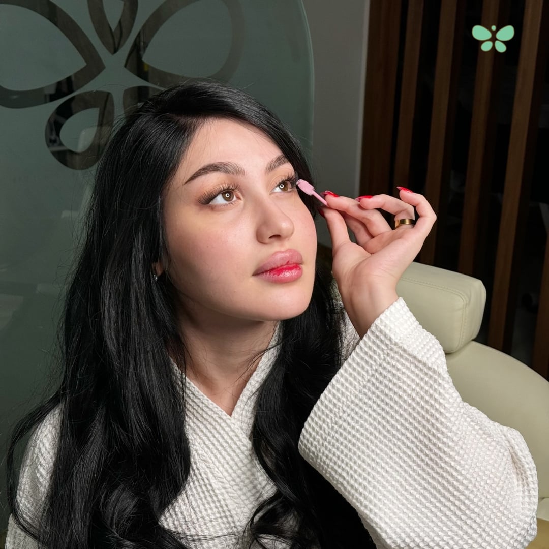 خدمات الرموش والحواجب