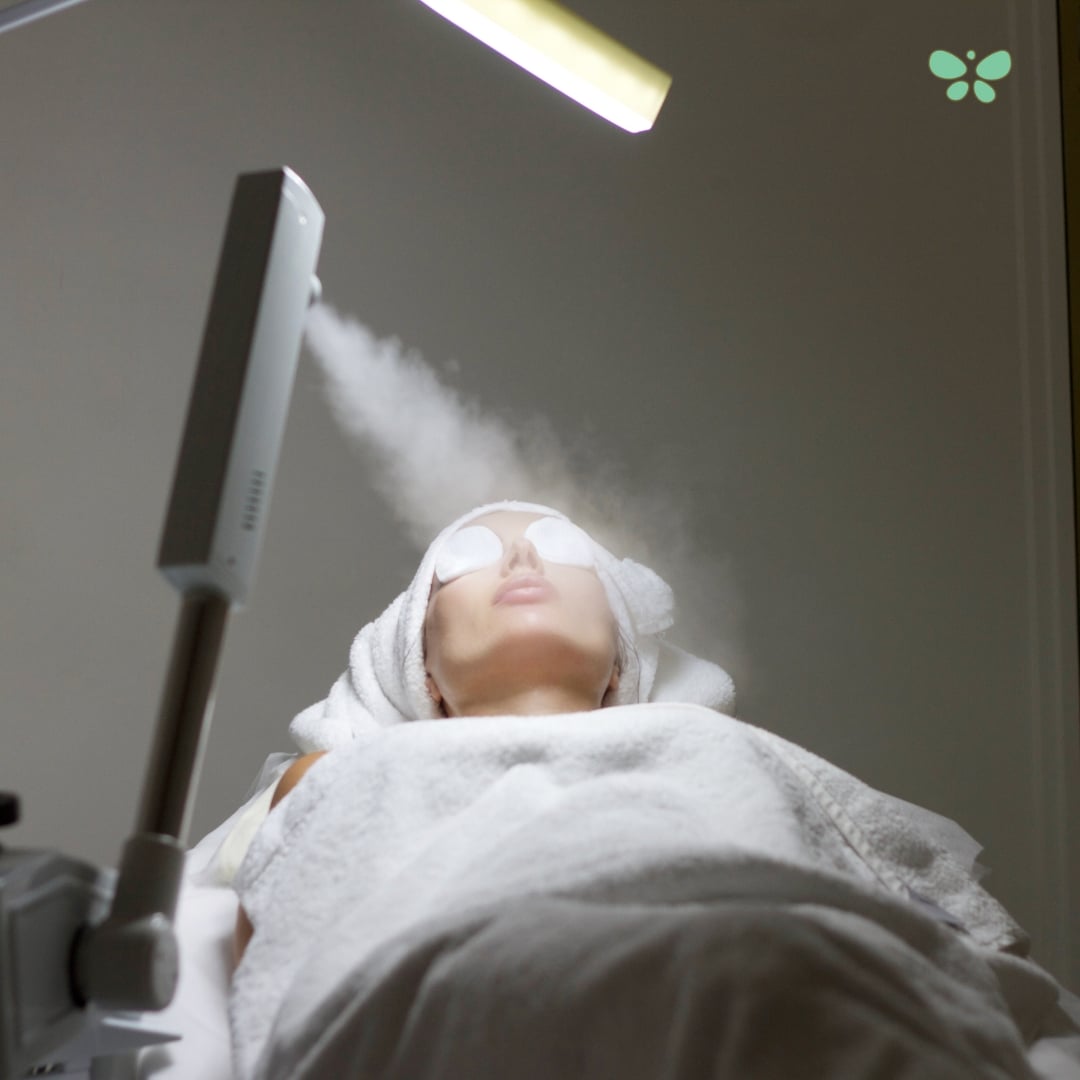 جلسة تنظيف الوجه بلأدات المناسبه لها