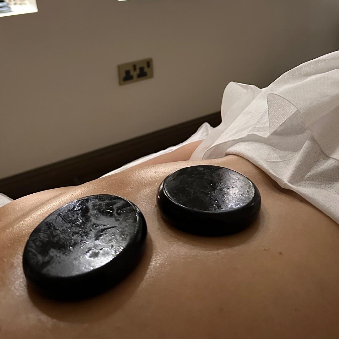 مساج الأحجار الساخنة