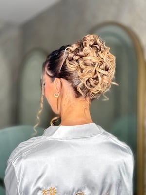 تسريحة شعر ستايل مفتوح او مرفوع ( طويل جدا )