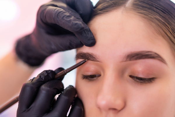 العناية بالحواجب