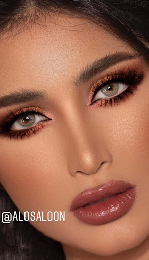 مكياج ثقيل مع كنتور مع رموش