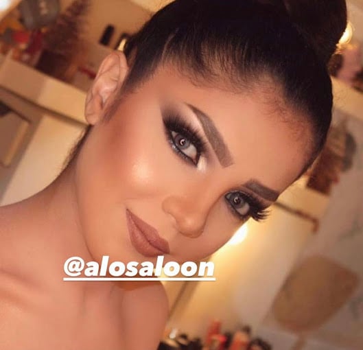 مكياج ثقيل مع كنتور بدون رموش